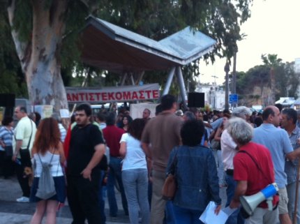 Διαμαρτυρήθηκαν με…μαντινάδες