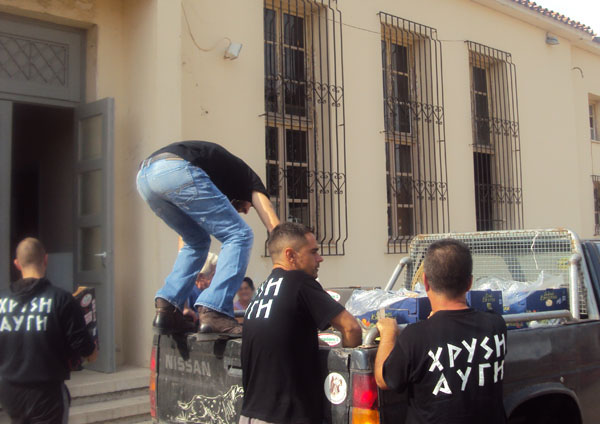 Ζητά να απολύσουν μετανάστες