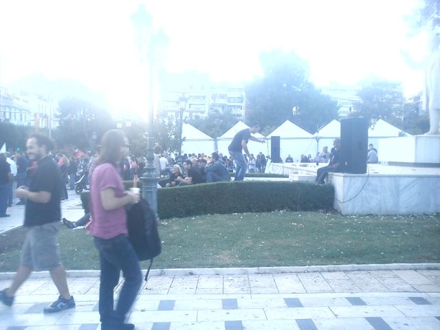 Διαδηλωτής χορεύει ζεϊμπέκικο!