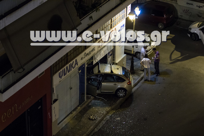 Μπήκε με το αμάξι στο μαγαζί