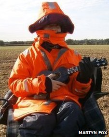 Βρήκε δουλειά ως… σκιάχτρο