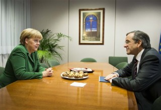 Συζήτηση σε λιτό σκηνικό