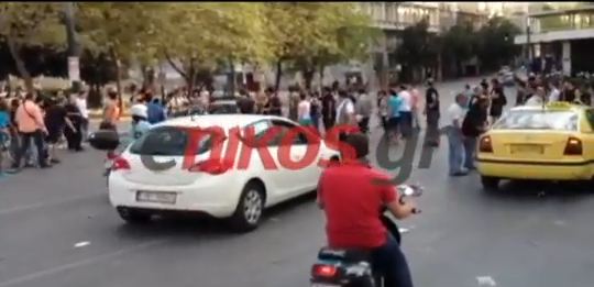 Βίντεο:Έξαλλος οδηγός πέρασε ανάμεσα από διαδηλωτές