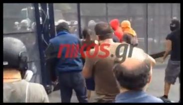 Βίντεο-Η ένταση μπροστά στο φράκτη