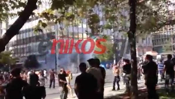 Τώρα – ΒΙΝΤΕΟ: Κλειστή η Ερμού, καπνοί και δακρυγόνα