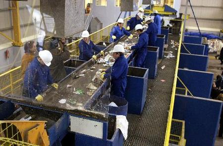 Όλο και μειώνονται οι μισθοί