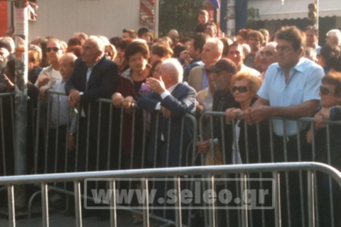 Φωτό- Έμειναν έξω οι πιστοί