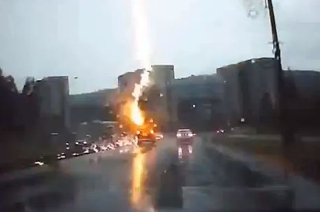 Απίστευτο! Κεραυνός χτύπησε αυτοκίνητο!