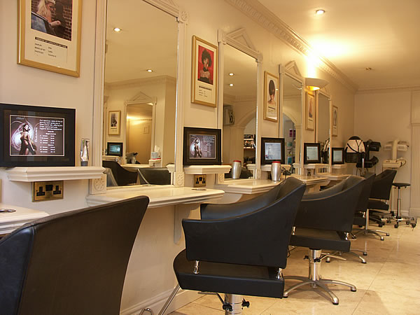 Μαχαίρωσαν κομμωτή στον Αγ.Παντελεήμονα