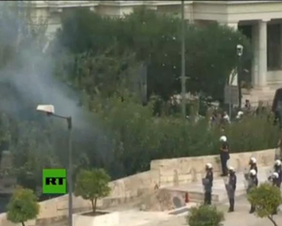 Τώρα- Επεισόδια έξω από τη Βουλή