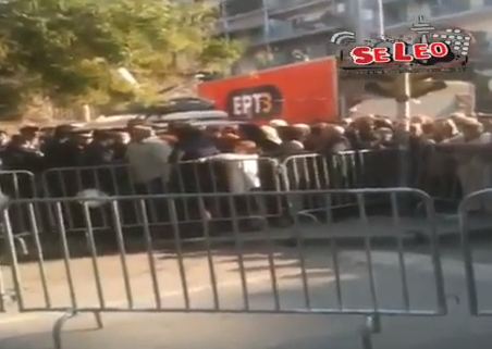 Βίντεο-Φωνές έξω από τον Ναό