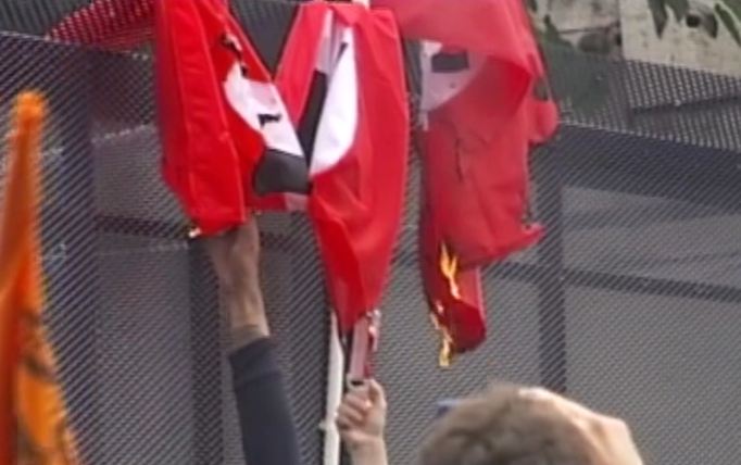 Φλεγόμενες σβάστικες στον φράχτη