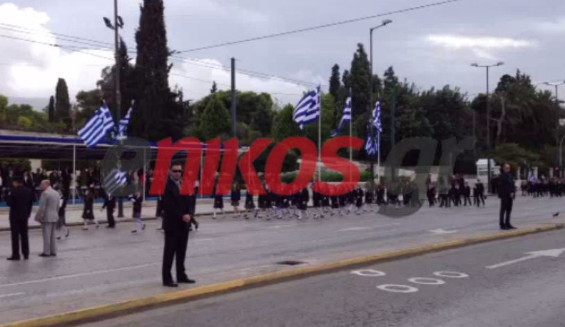 Διαγωγή “κοσμία” και ξυπόλητη σημαιοφόρος;