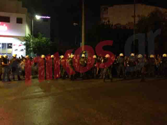 Τώρα-Οι θεατές έξω από το Χυτήριο