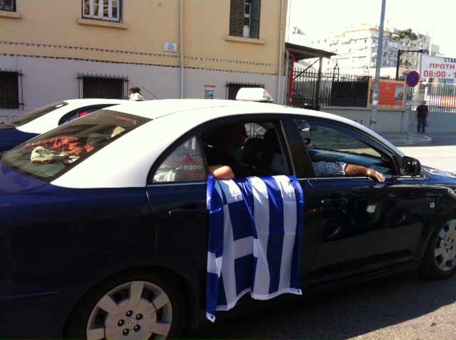 Τώρα-ΦΩΤΟ.Με ελληνικές σημαίες η πορεία των ταξιτζήδων