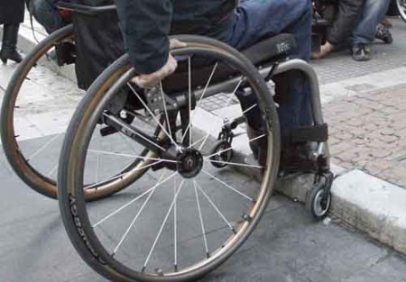 Στο δρόμο τα άτομα με αναπηρία