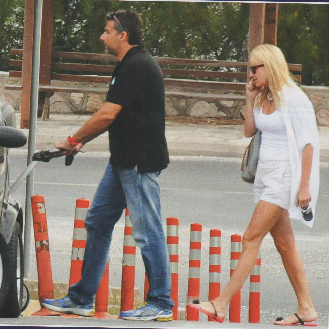 Στην παιδική χαρά με τον γιο τους