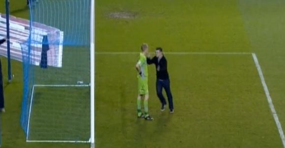 Τον χαστούκισε μετά το γκολ!