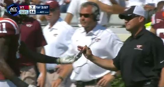 Ψαλίδι…στη μέση του γηπέδου!