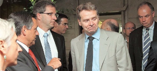 Τα πόδια στο τραπέζι ο Tomsen