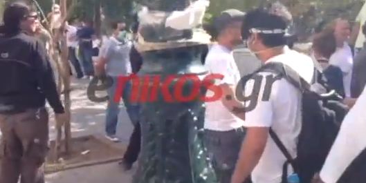 Τώρα – Βίντεο: Άγνωστοι έδειραν διαδηλωτή
