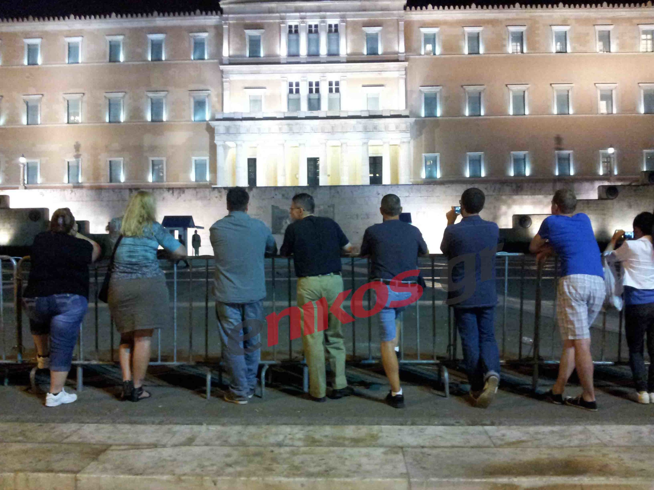 Τώρα-Τα πρώτα κάγκελα στο Σύνταγμα