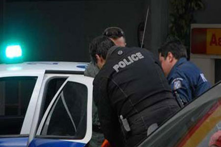 Μεθυσμένοι απείλησαν αστυνομικό