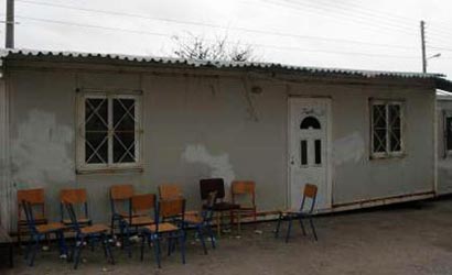 Απομάκρυναν λυόμενα από σχολείο