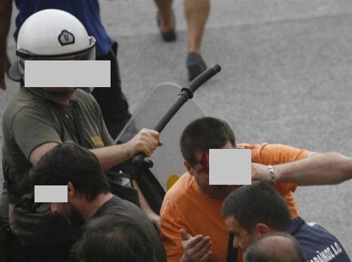 Σε διαθεσιμότητα ο αστυνομικός που κρατούσε ανάποδα το γκλομπ