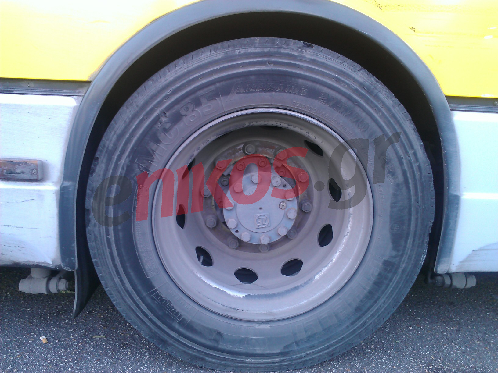 Δείτε τα ελαστικά των λεωφορείων