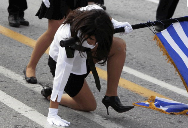 Η σημαιοφόρος που έβγαλε τα παπούτσια