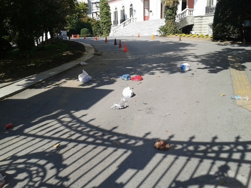 Τώρα-Θεσ/νικη: Φοιτητές πέταξαν σκουπίδια στο ΥΜΑΘ