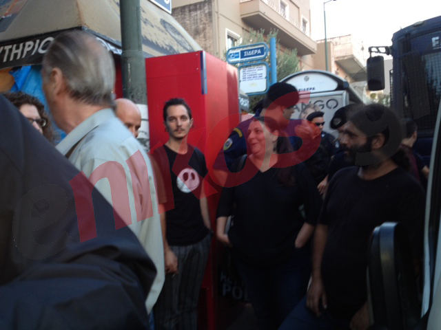 Τώρα – Έξω από το θέατρο Χυτήριο