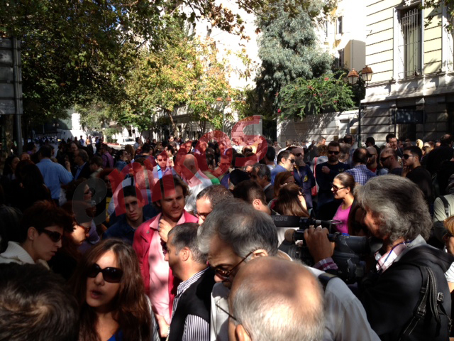 ΦΩΤΟ: Οι δημοσιογράφοι έξω από τη Βουλή τη στιγμή της ανακοίνωσης