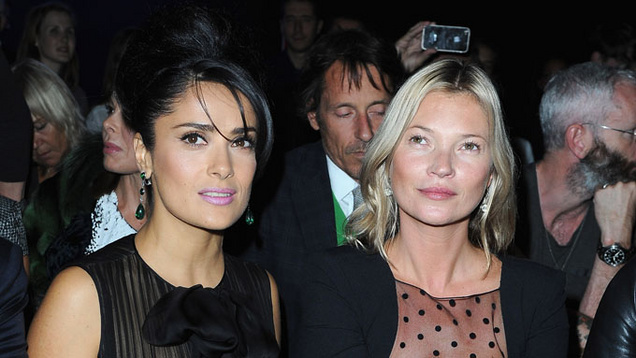 Πρώτη σειρά η Hayek και η Moss