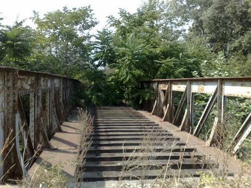 Ξηλώνουν γέφυρες για σίδερα