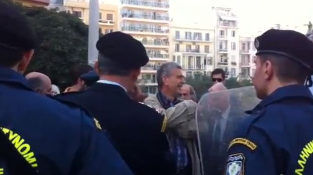 Διαμαρτυρία έξω από το υπουργείο