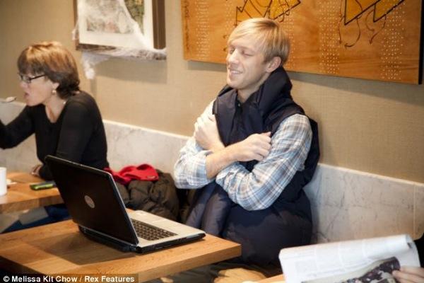 Τo γιλέκο του… facebook