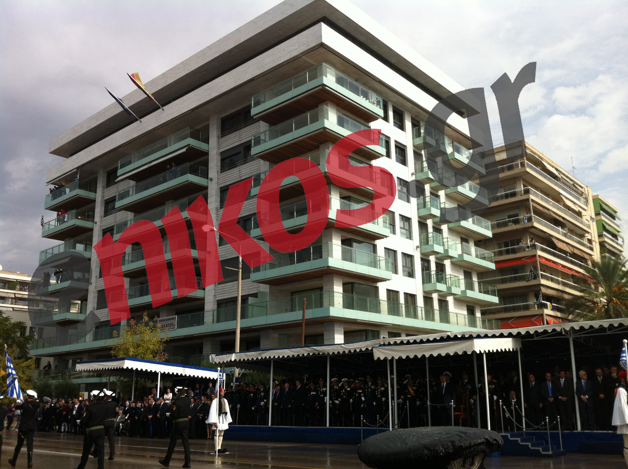 Παρέλαση υπό τη γερμανική σημαία