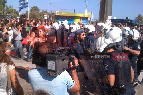 Φυγάδευσαν τους επισήμους στο Ηράκλειο