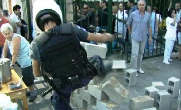 Tώρα – Πέταξαν μπογιές στα ΜΑΤ