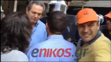 Τώρα – Συνθήματα έξω από τα γραφεία της ΔΗΜΑΡ