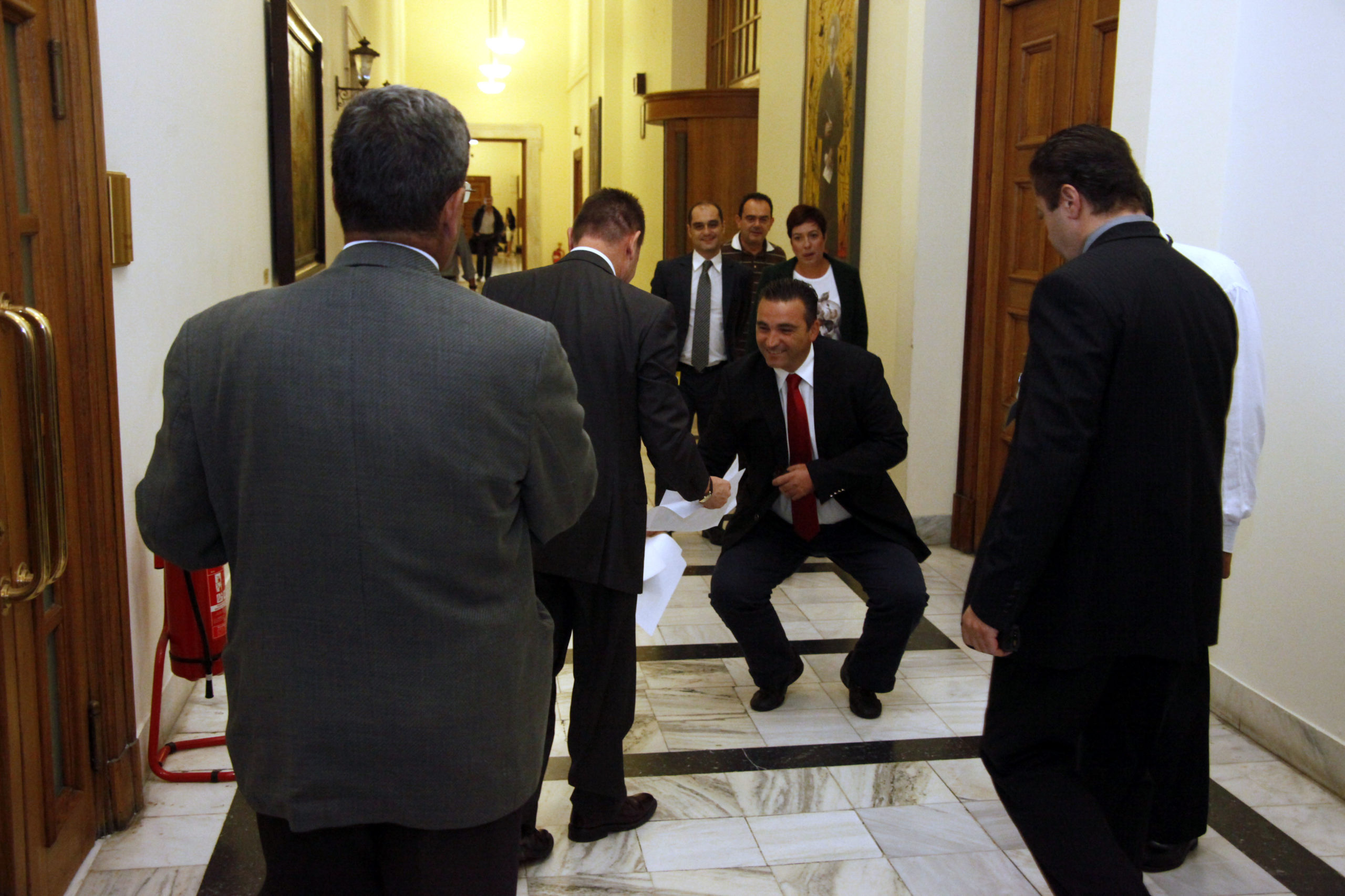 Το ατύχημα του Στουρνάρα : Το μνημόνιο που του έπεσε από τα χέρια!