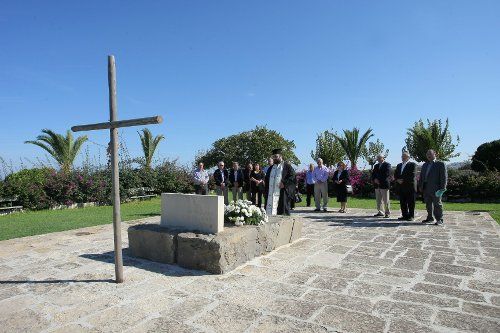 Λίγα λουλούδια στον τάφο του Καζαντζάκη