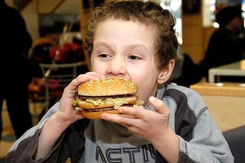 Χαμηλό IQ τα παιδιά του fast food
