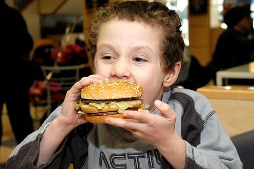 Χαμηλό IQ τα παιδιά του fast food