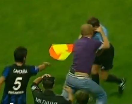 Τον έπιασε από το λαιμό!