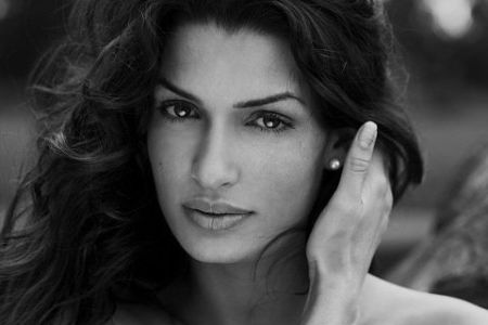 Η Ελληνίδα δίπλα στον Bond