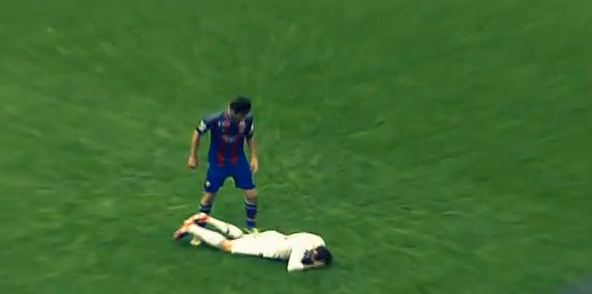 Τον σώριασε στο χορτάρι!