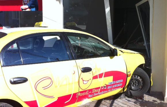 Μπήκε με το ταξί στο μαγαζί